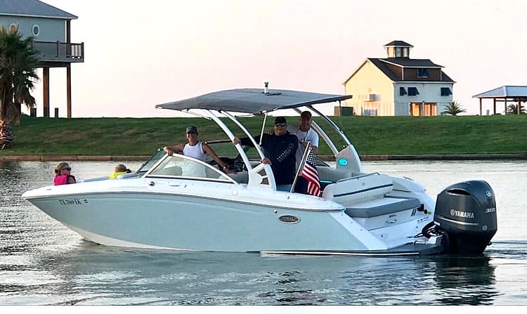 Rinker's Boat World at Lakeshore - Lake Conroe