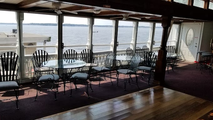 Southern Empress lakeside dining