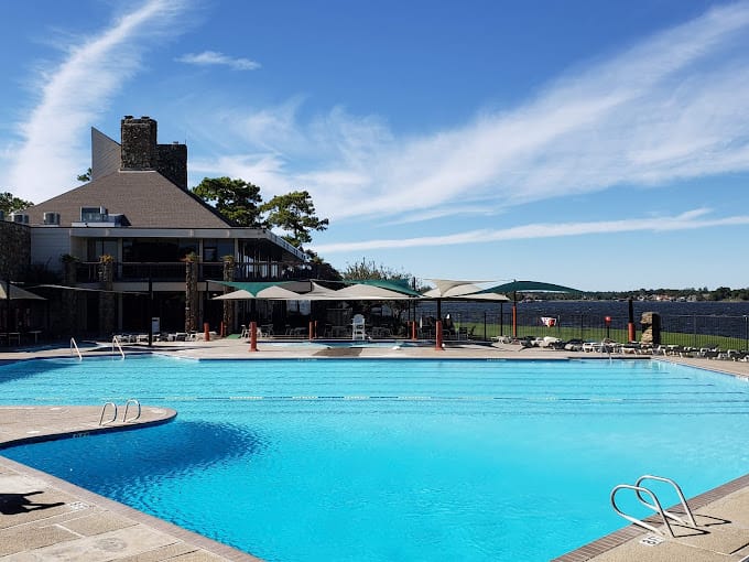 Walden's Lakeview Dining pool