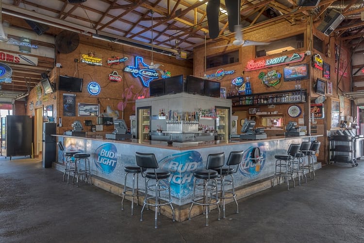 Papa's on the Lake full bar