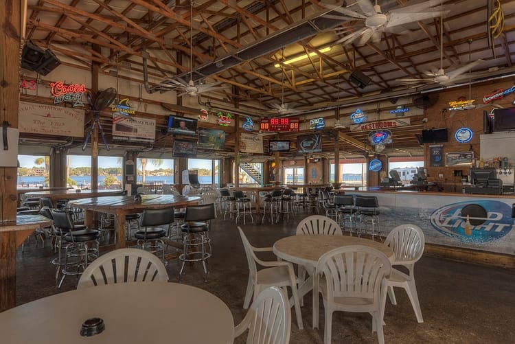 Papa's on the Lake bar and lounge