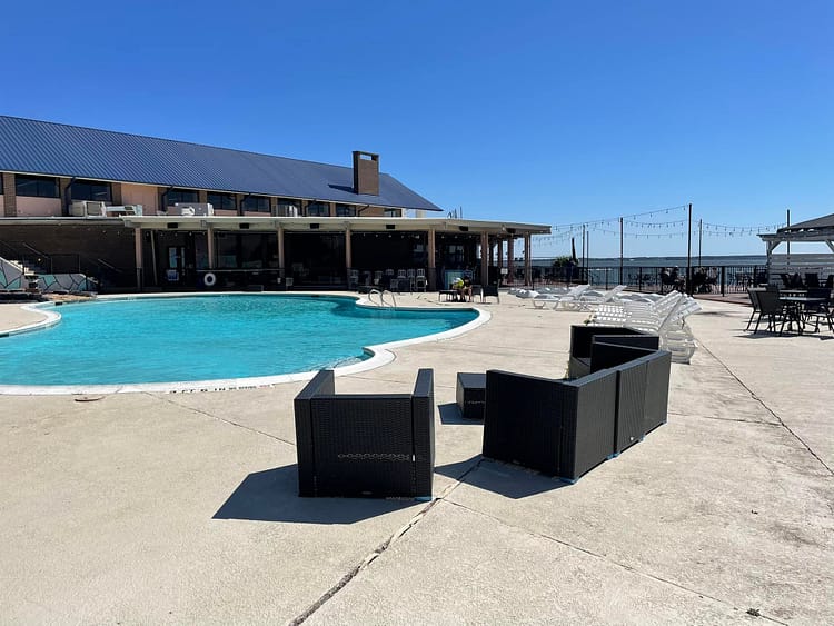Wave on Lake Conroe pool