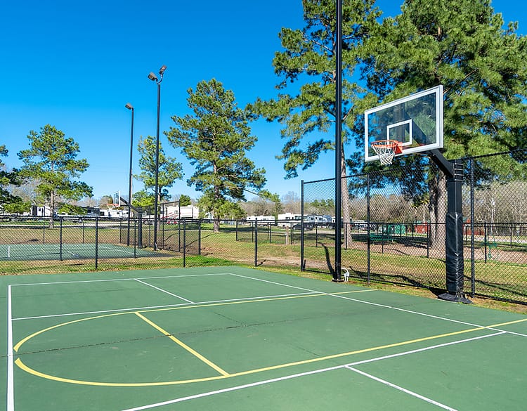 Lake Conroe RV & Camping Resort basketball court