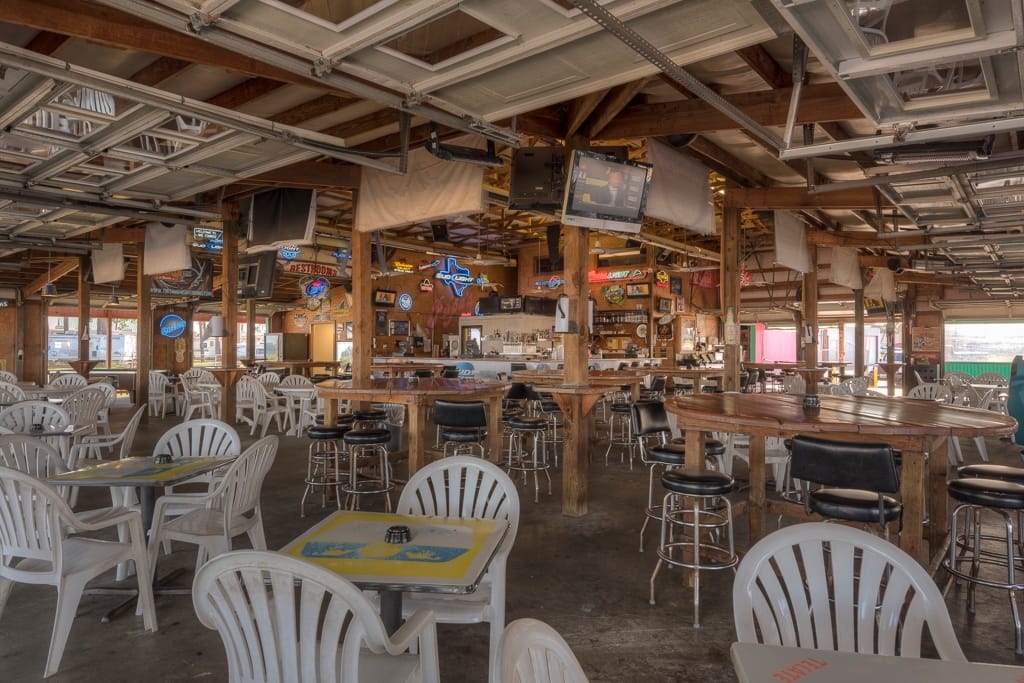 Papa's on the Lake full bar