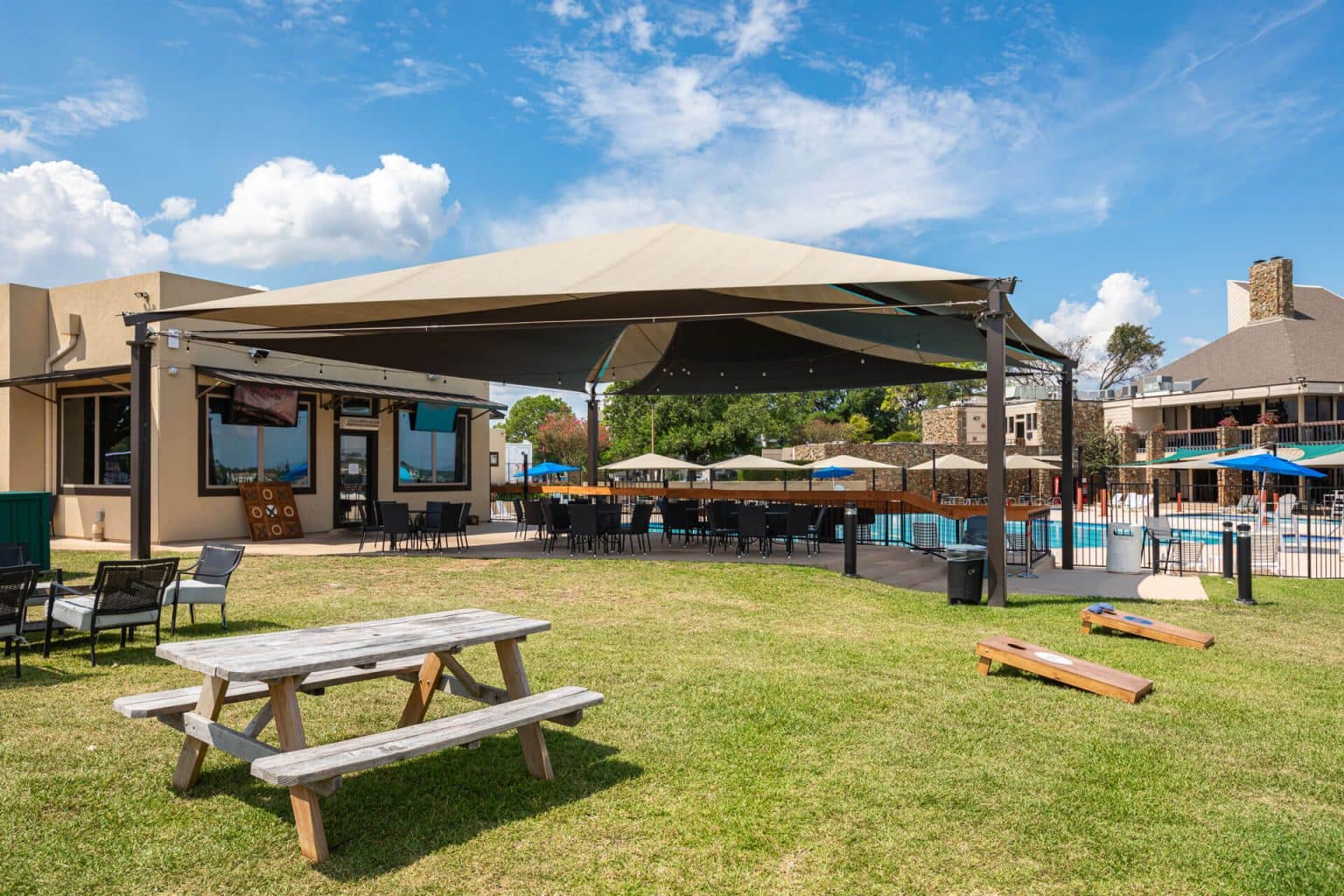 Breakwater Grille outdoor dining